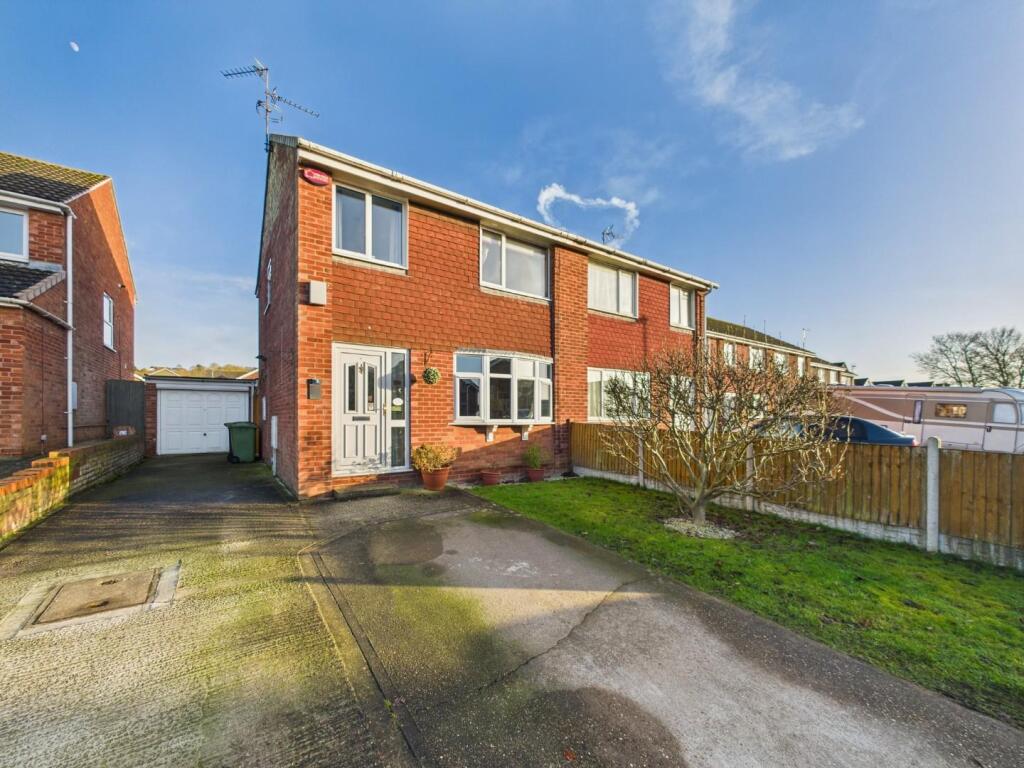 3-bed semi-detached on Broughton Gardens, Lincoln, £220,000