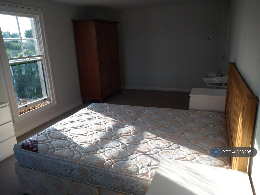 House in Gloucester - View 4