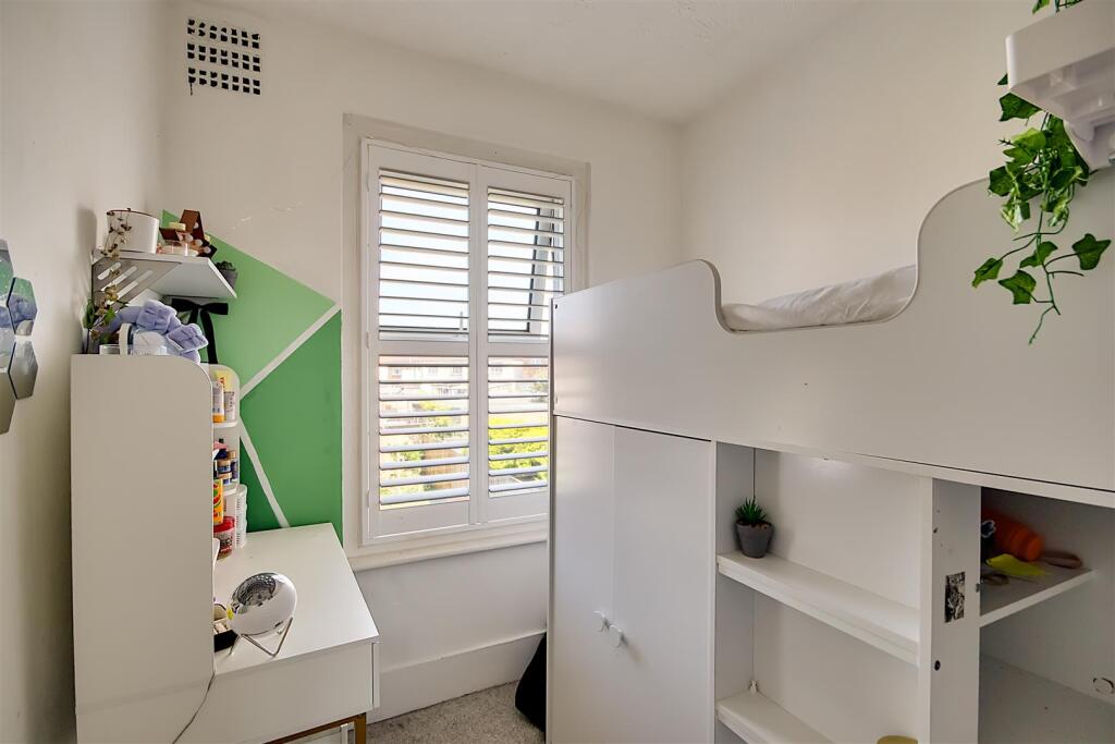 House in Worthing, Broadwater - More
