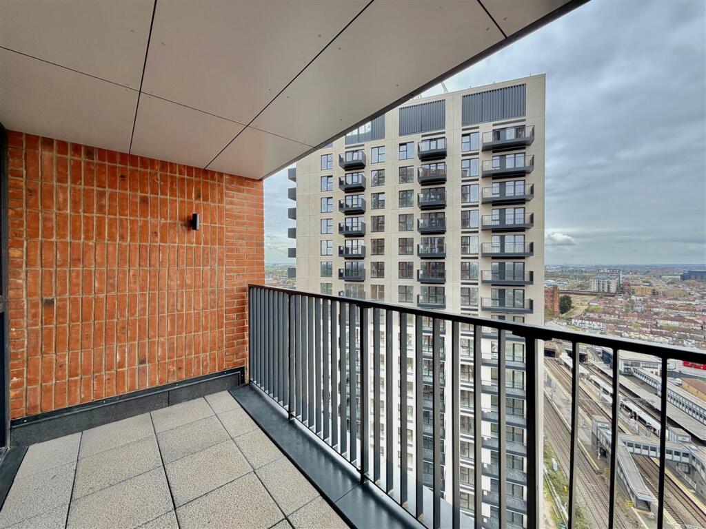 Apartment in Southall - View 4
