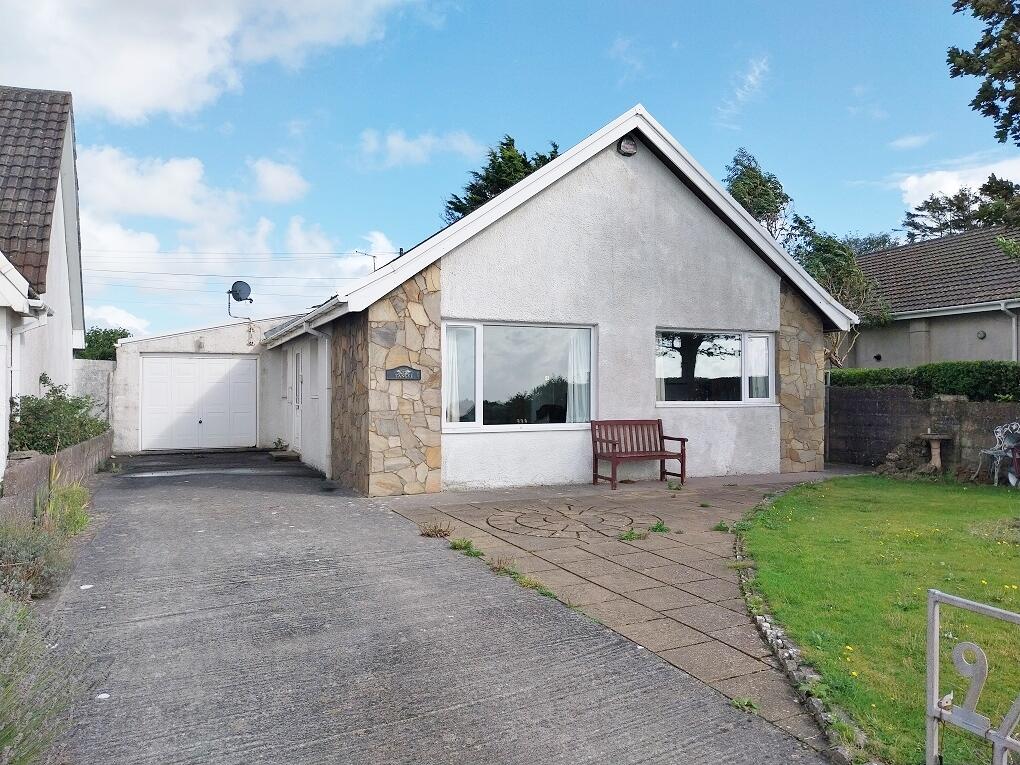 3-bed detached on Heol Ton, CF33, £435,000
