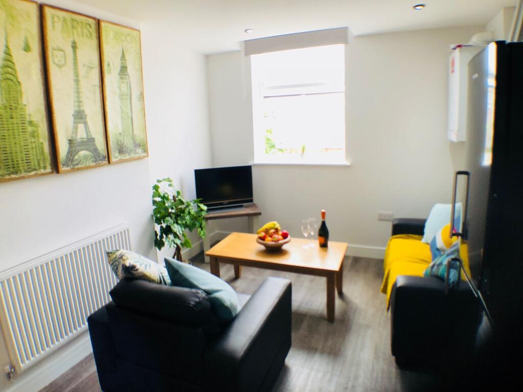 Main image of property: 8b Charnwood Grove, West Bridgford, Nottingham