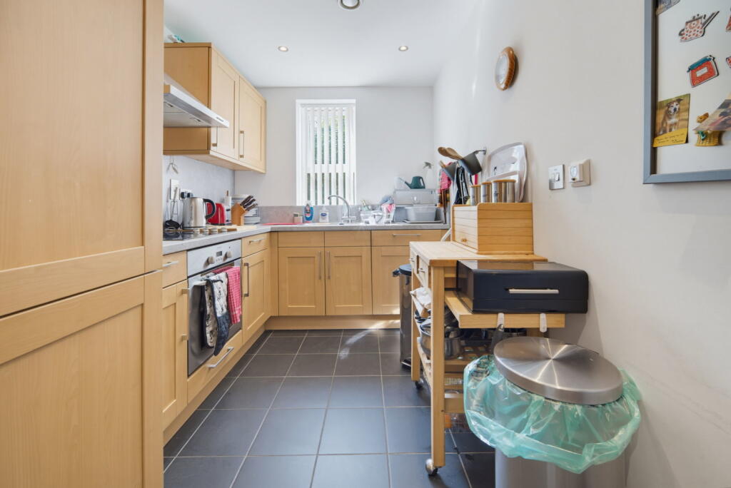 Apartment in Cardiff, Llanishen - More