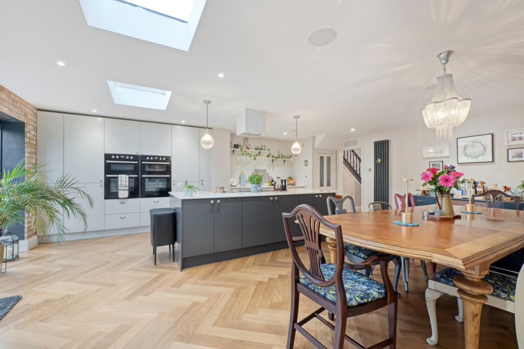 House in Sutton - View 5