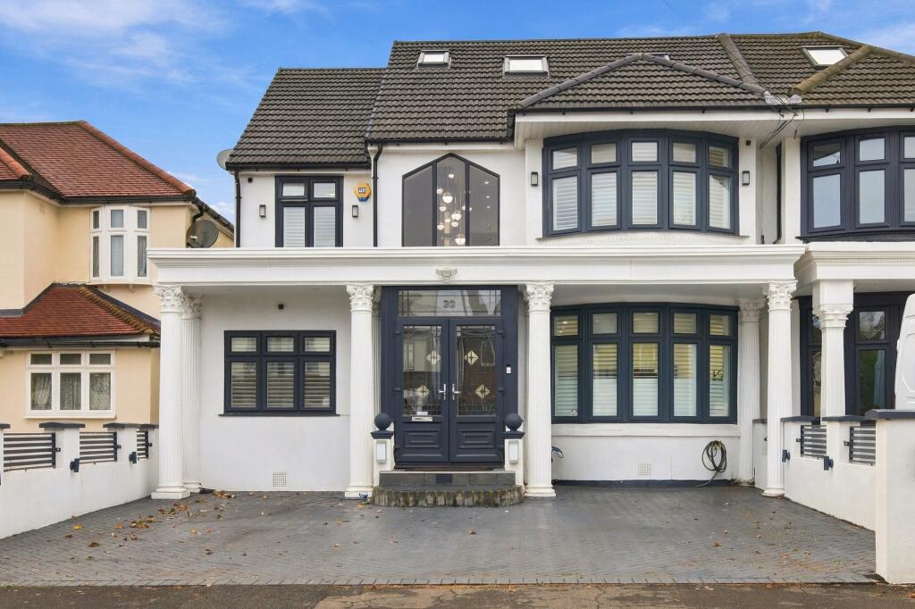 Lord Avenue, Clayhall, Ilford, Redbridge photo 2