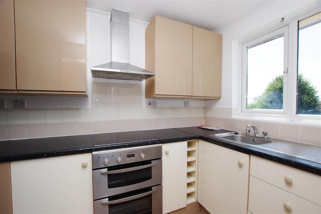 Longstock Court, Eastleaze photo 3