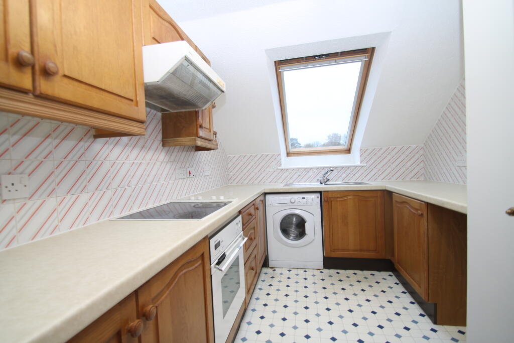 Apartment in Reigate and Banstead, Surrey - View 4