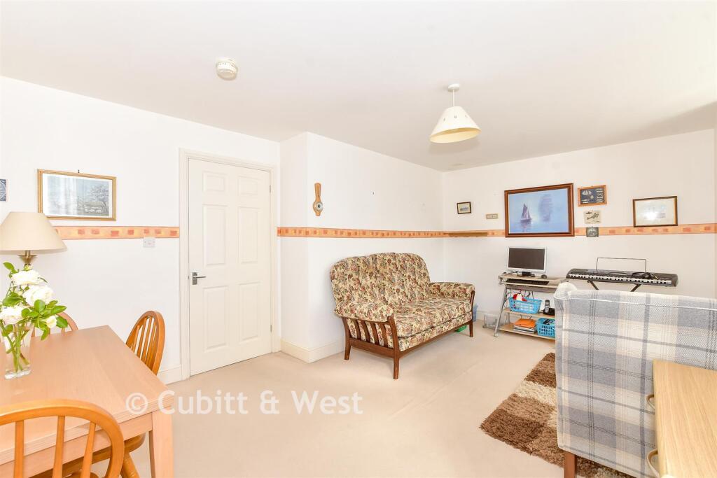 Apartment in Waterlooville, Denmead retail, Denmead - More