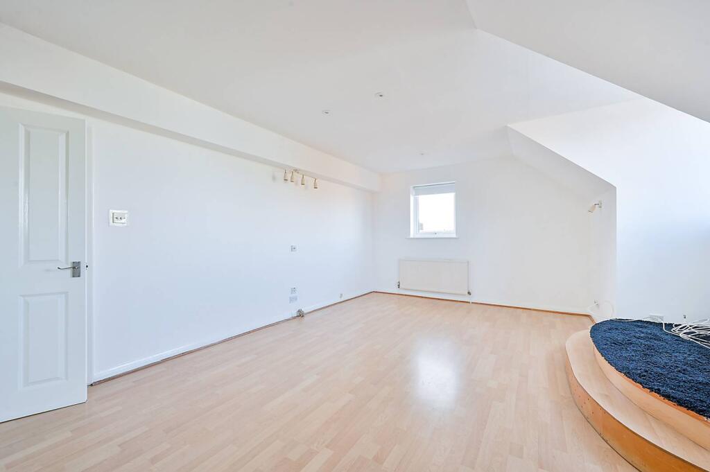 1-bed flat on Rainsford Court, Park Royal, London, NW10, £250,000