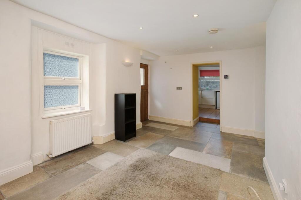 House in Teignbridge, Teignmouth - More