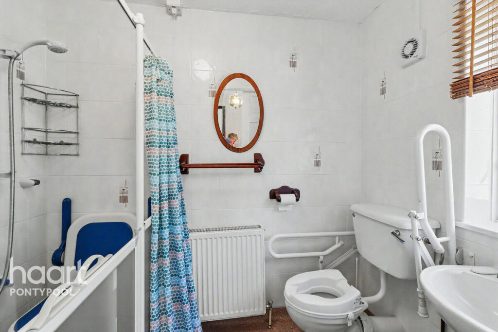 House in Pontypool, Charlesville, Trevethin - More