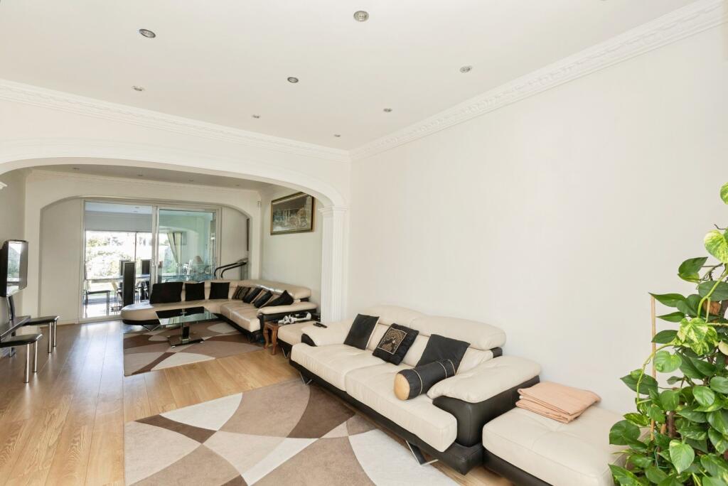 Hamilton Avenue, Ilford, IG6 photo 4