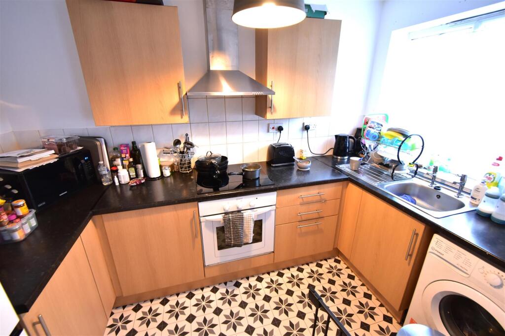 Apartment in Slough - View 5