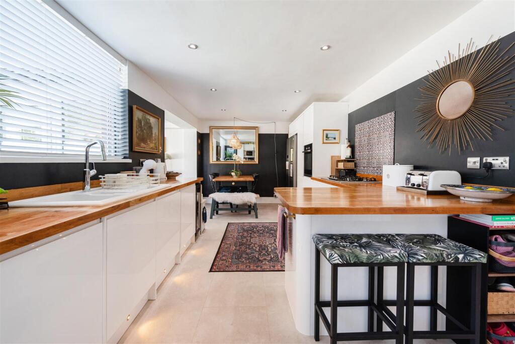 Armstrong Rise, Charlton, Andover photo 4