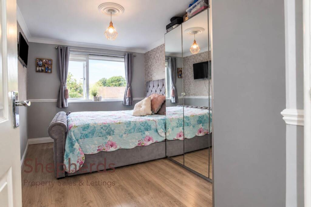 Apartment in Broxbourne, Hertfordshire - View 5