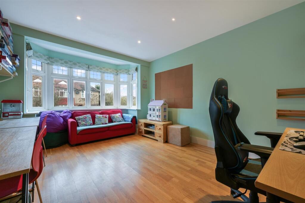House in Epsom and Ewell, Epsom - More