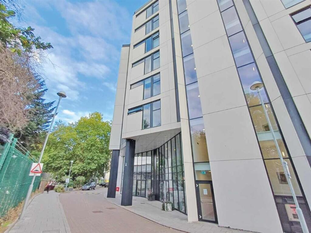 1-bed flat on Colonial Drive, London, £400,000