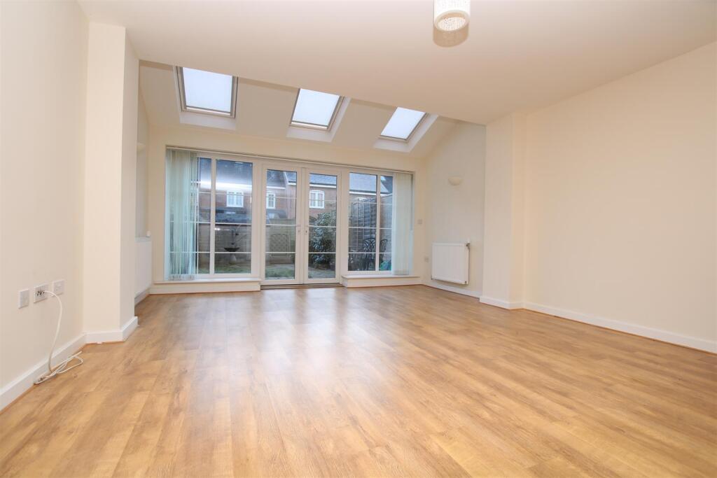 House in Horsham, Broadbridge Heath - View 5