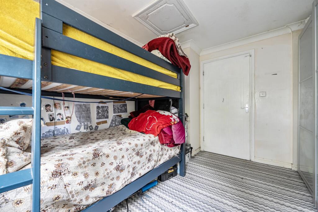 Apartment in Slough - More