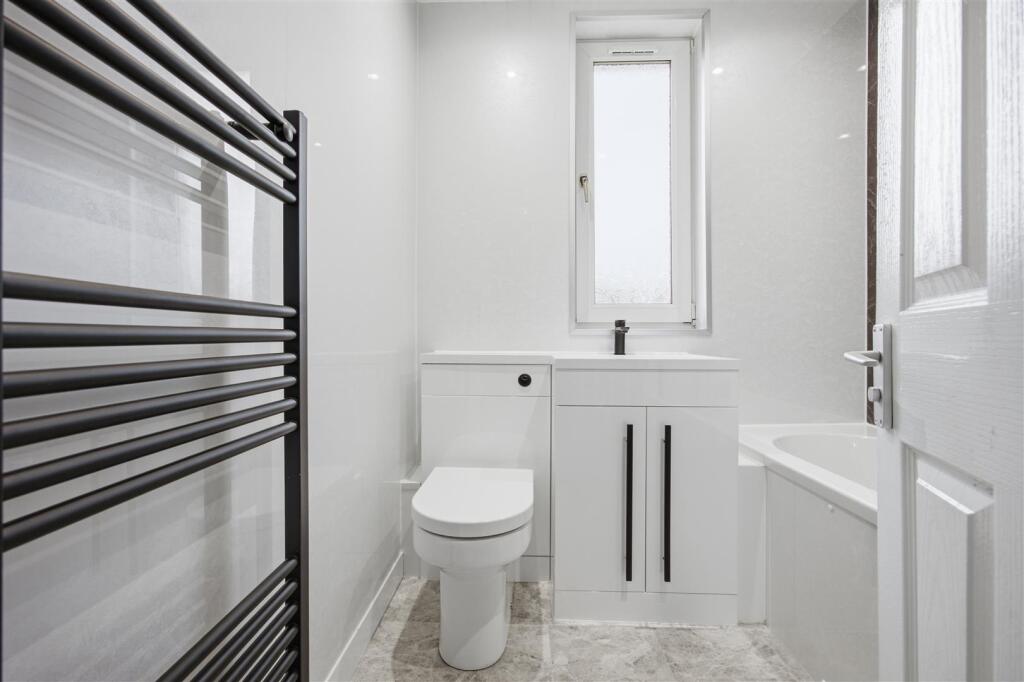 House in Bishopbriggs, Auchinairn - More