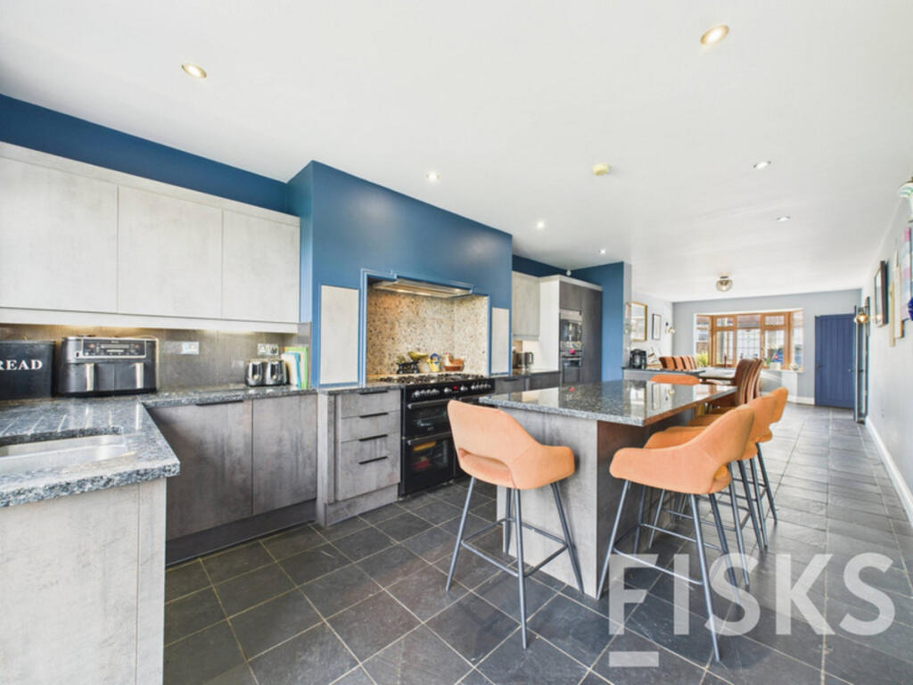 House in Southend-on-Sea - More