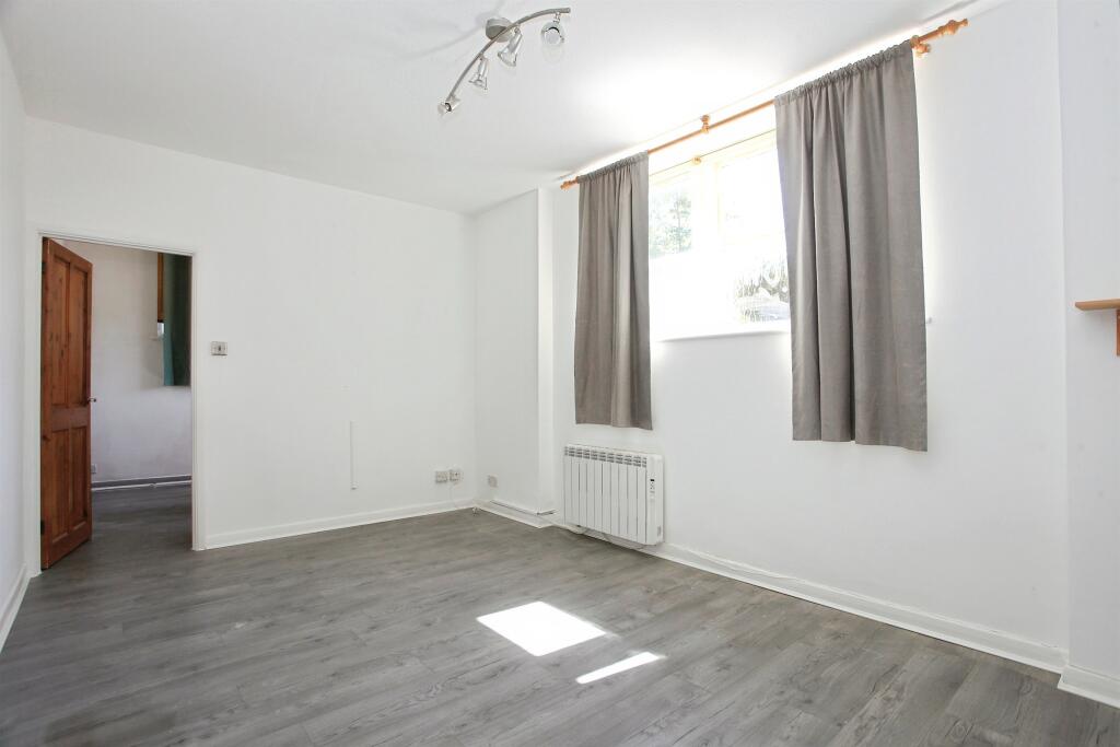 Apartment in Peterborough, New Fletton - View 5