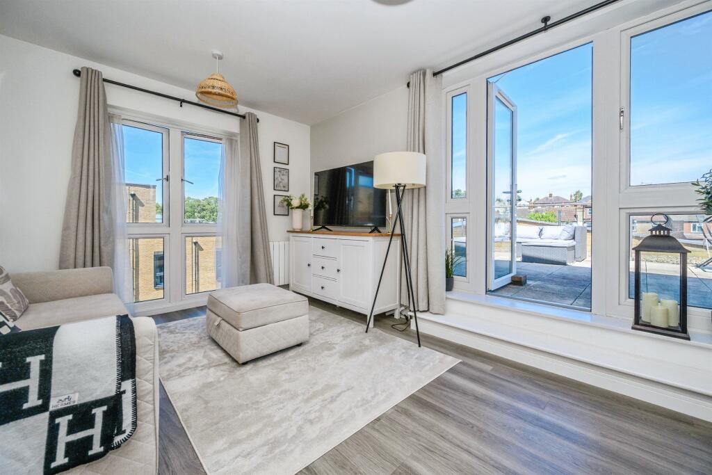 Apartment in Hemel Hempstead - View 2