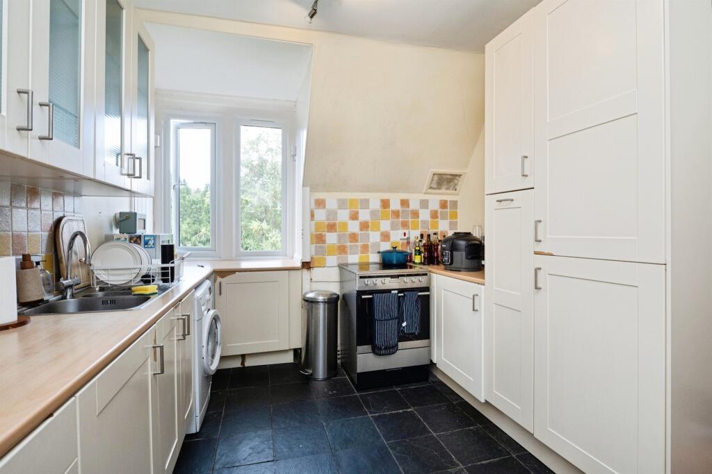 Apartment in Tunbridge Wells, Kent - View 5