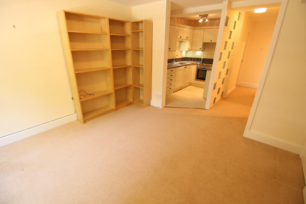 Apartment in Guildford, Surrey - View 4