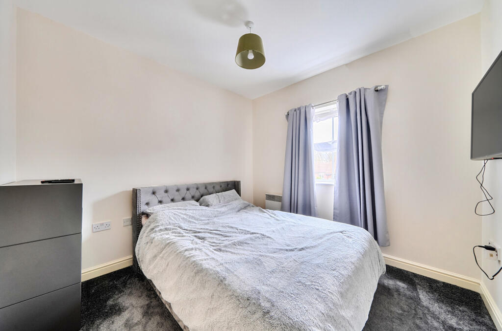 Woodland Walk, Aldershot, Hampshire, GU12 - More