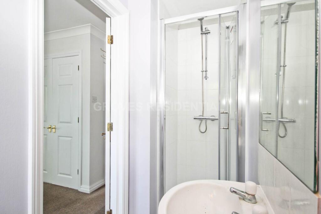 House in Kingston upon Thames - More