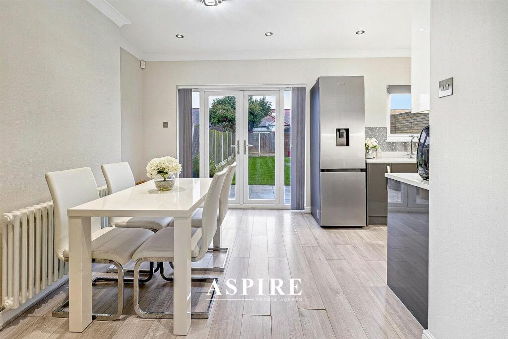 Video Presentation Inside - Aragon Close, Southend-On-Sea photo 3
