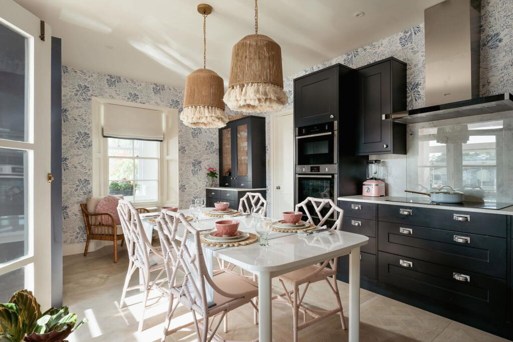 House in Torquay, Torbay - More