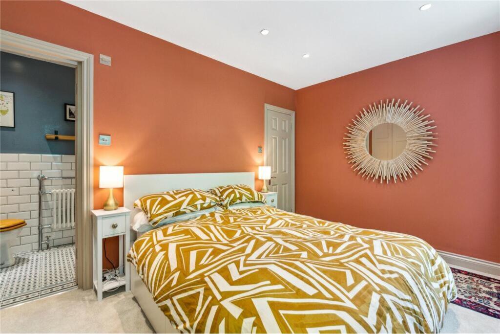 House in London, Clapham Junction - More