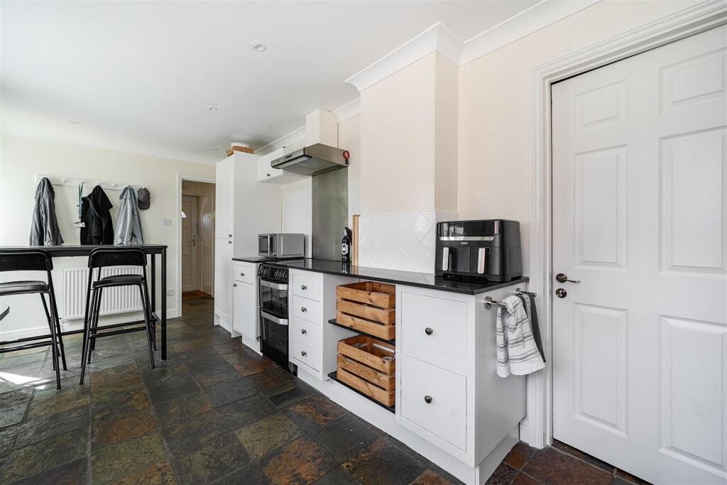 House in Wokingham, Emmbrook - More