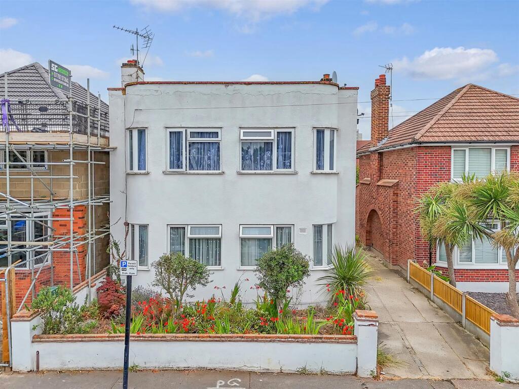 2-bed flat on St. Johns Road, Westcliff-on-Sea, £280,000