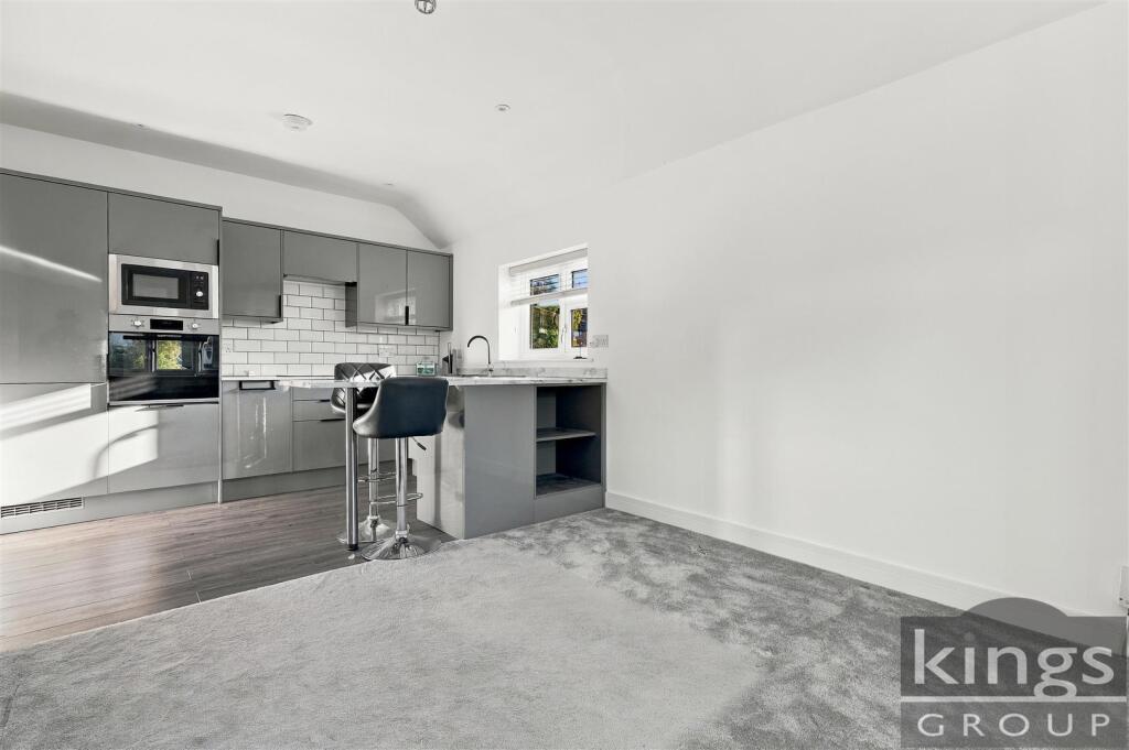 Apartment in London, Bush Hill Park, Southbury - View 5