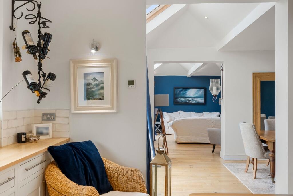 The Ridings, Cobham, KT11 – další