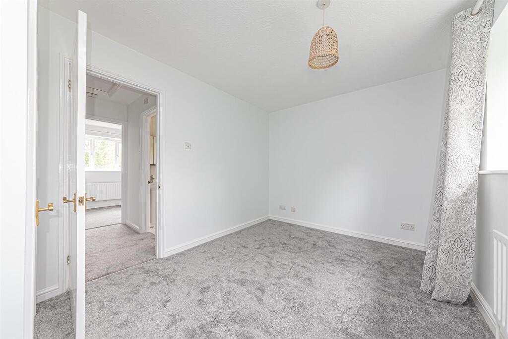 House in Wokingham, Emmbrook - More