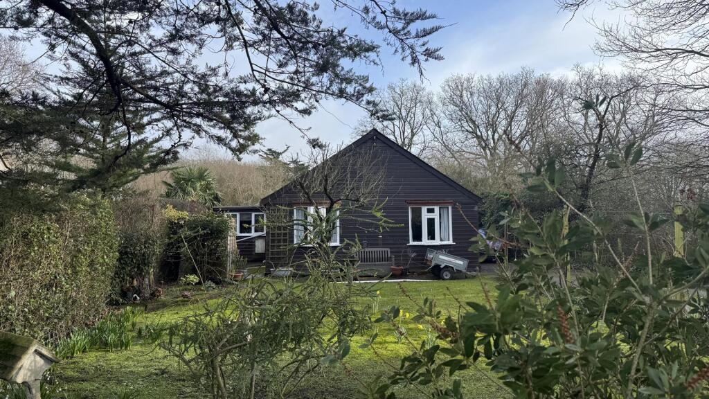 Hamstead Road, Cranmore, Yarmouth photo 2