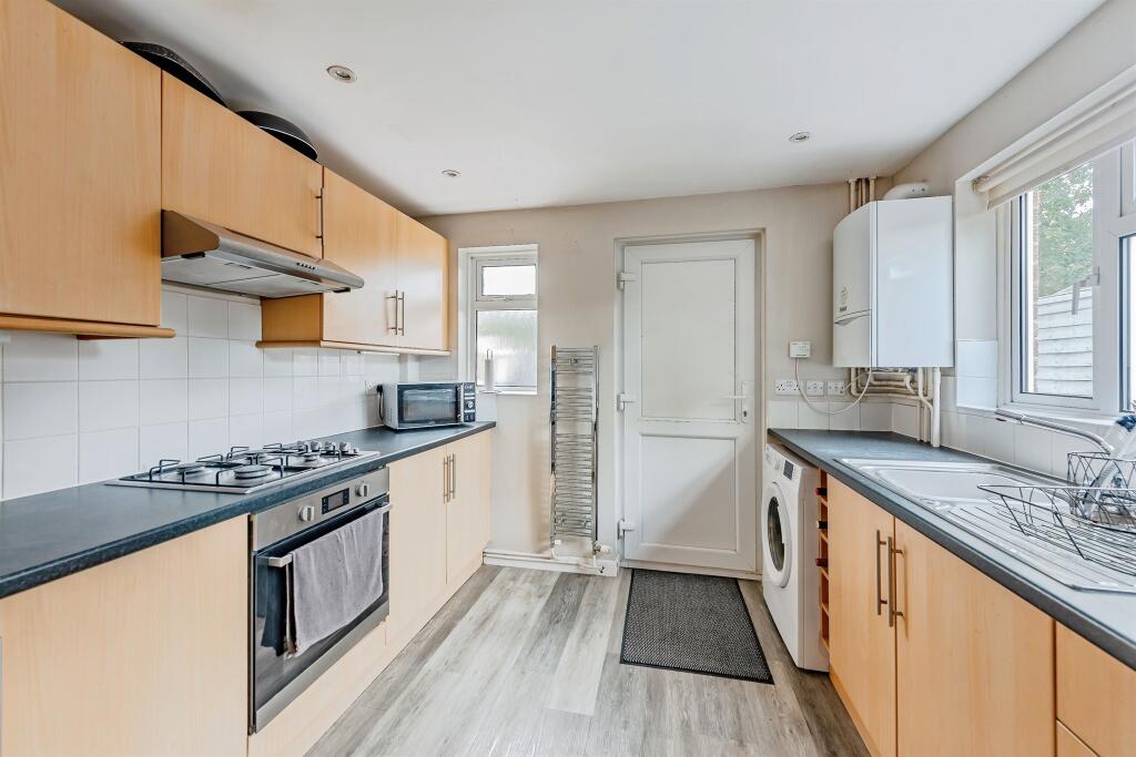 2 bedroom end of terrace house for sale in Steyning Close, Crawley, RH10