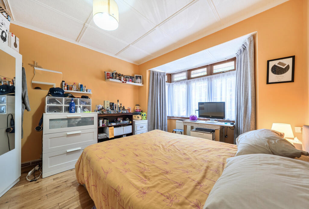 House in London, Rush Green - View 4