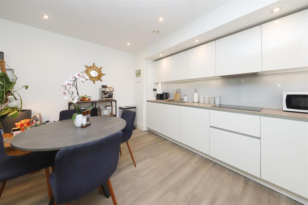 Apartment in Southall - View 4