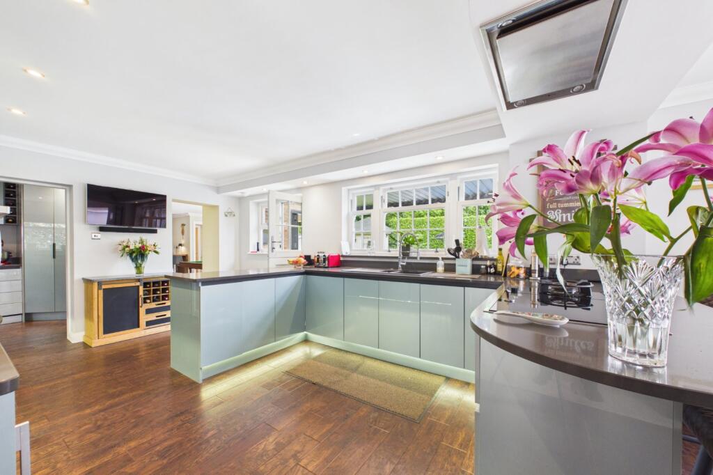 Broome Close, Yateley, Hampshire, GU46 photo 4