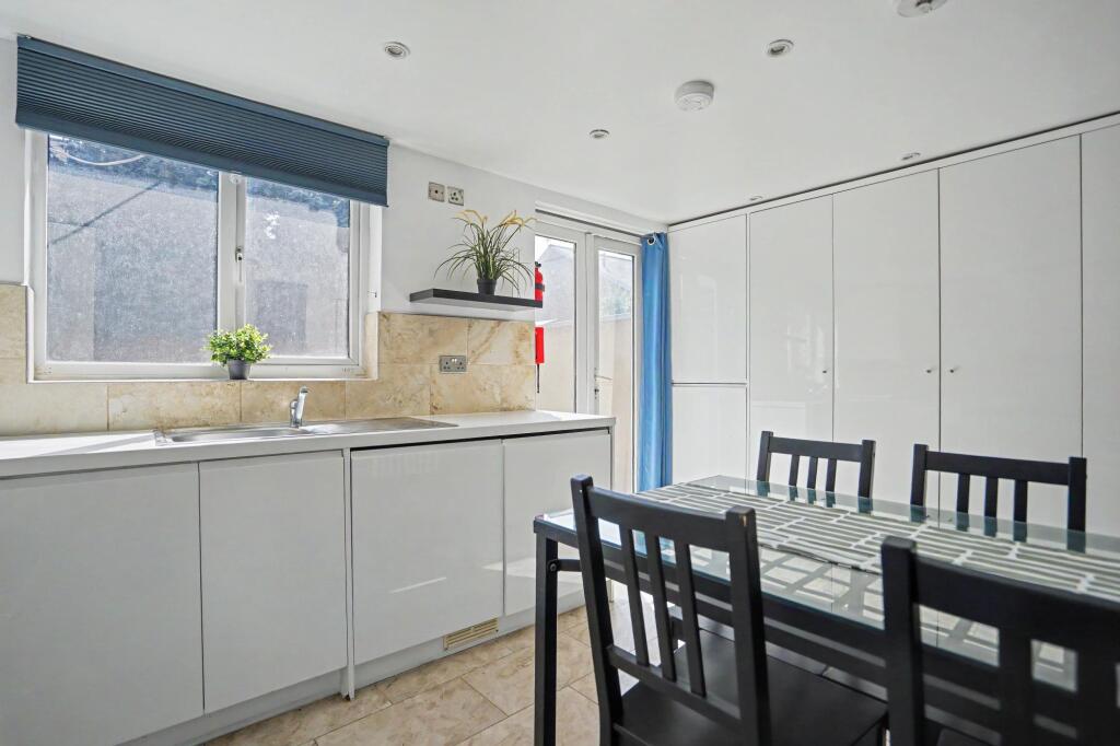 954 Garratt Lane, Tooting, London SW17 0ND photo 5