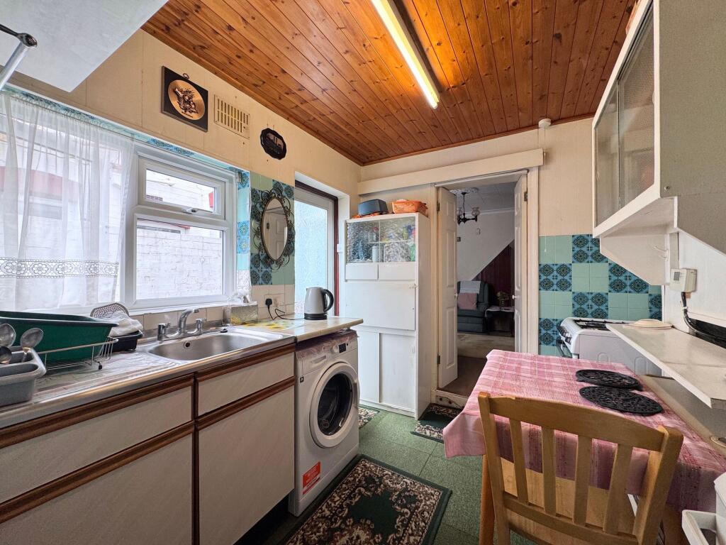 Mead Road, Edgware, HA8 - View 3
