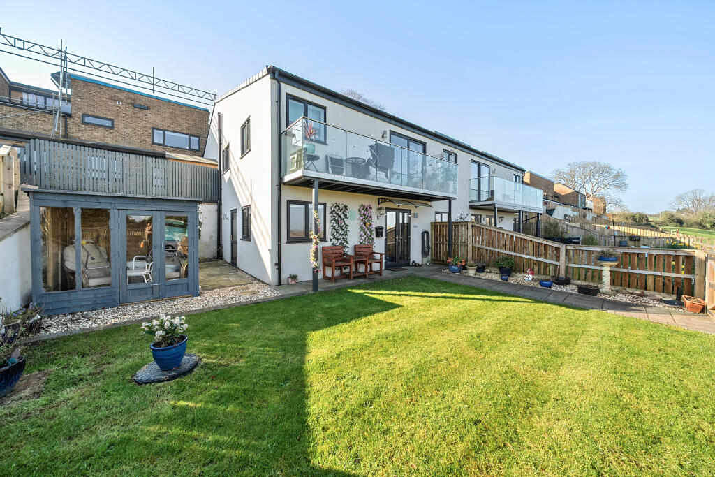1-bed flat on Hooks Hill, Purton, SN5, £200,000