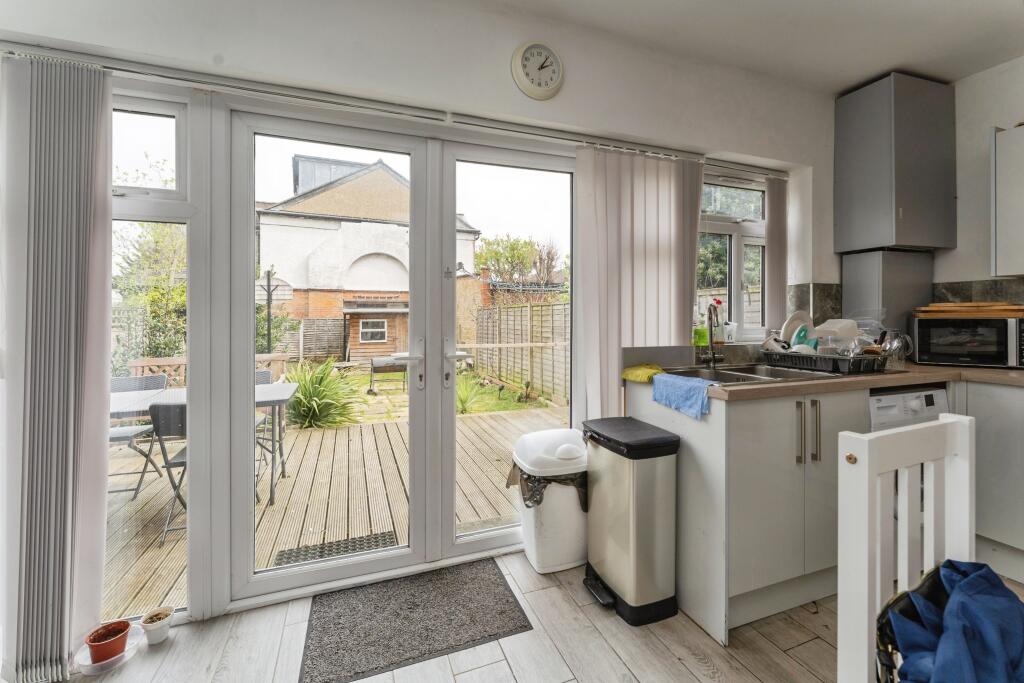 House in London, Bowes Park, Palmers Green - More