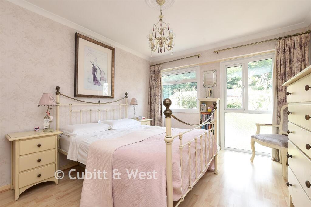 House in Reigate and Banstead, Woodhatch - View 5