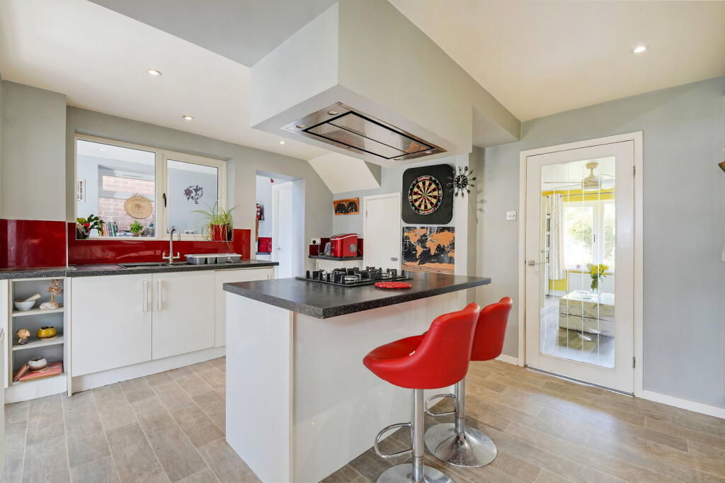 3-bed detached on Staniforth Avenue, Eckington, £270,000